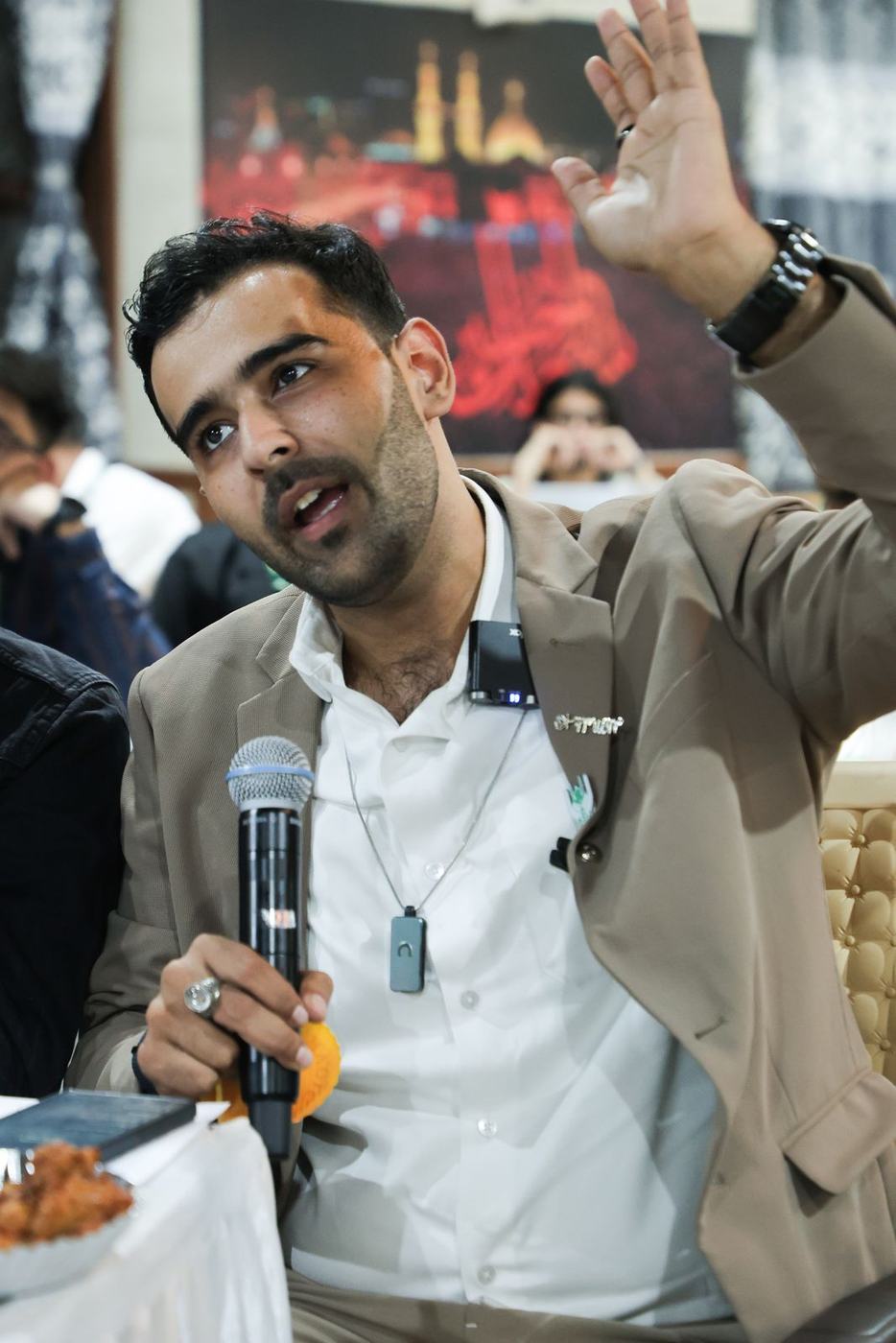 Ali giving feedback with the mic