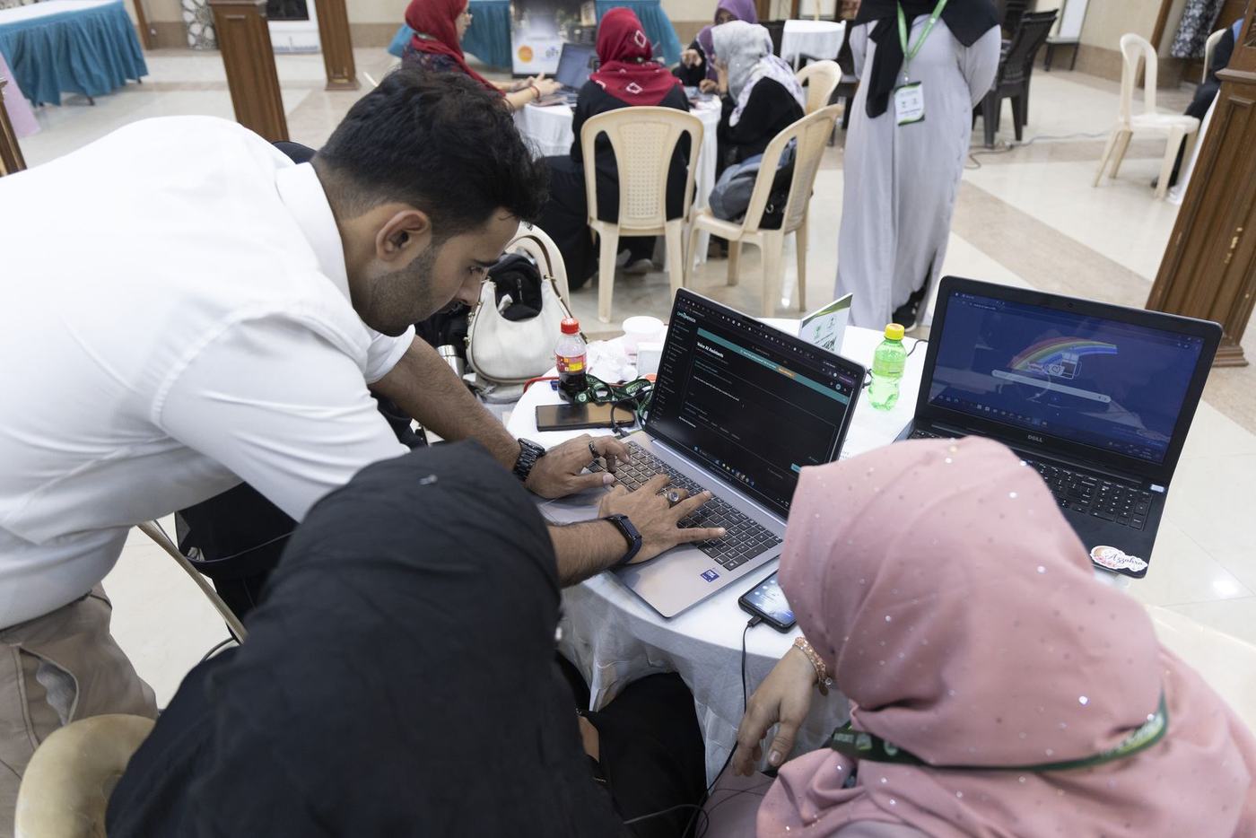 A mentor helping a builder